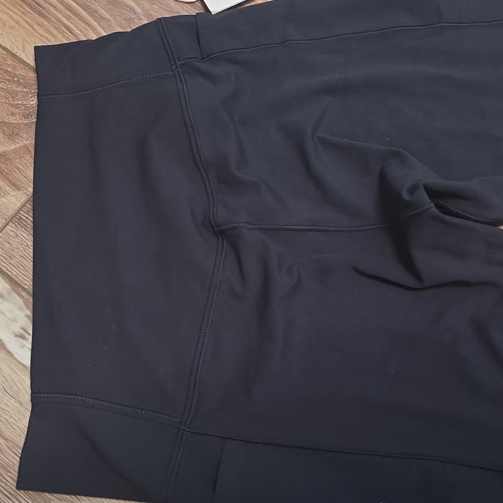 NWT Women's Vuori "Daily Leggings-Short, W/Pockets". Color Black. - Picture 4 of 8
